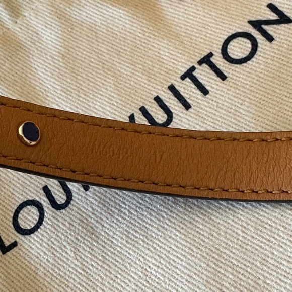 Louis Vuitton Essential V Monogram Bracelet - Size 17 - Picture 4 of 4